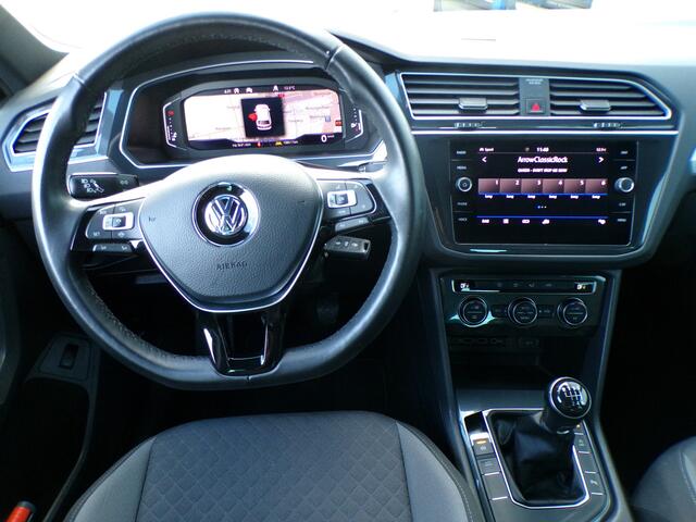 Volkswagen TIGUAN 1.5 TSI Comfortline Bus. R-Line, Full LED / Virtual Cockpit / Carplay + Android Auto / Adaptive cruise / 19' LMV