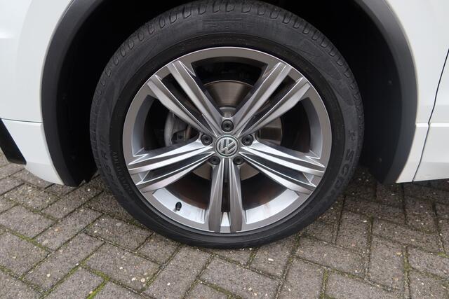 Volkswagen TIGUAN 1.5 TSI ACT Highline Business R-LINE I PANORAMA I TREKHAAK I NL-AUTO !