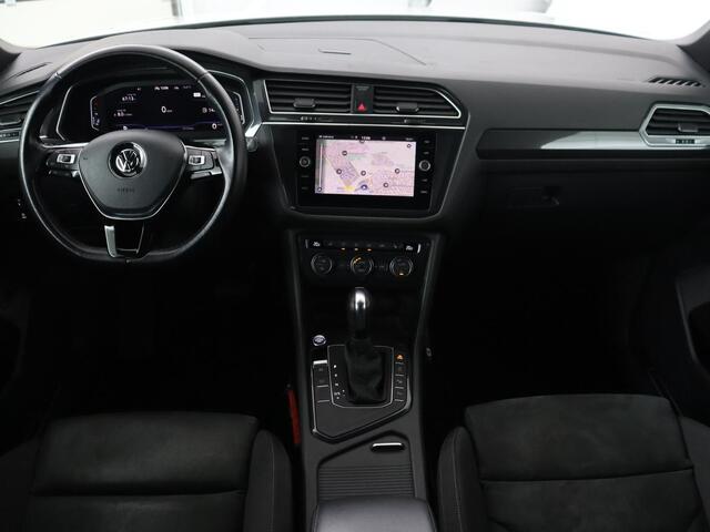 Volkswagen TIGUAN Allspace 1.5 TSI R Line 7-Persoons | Panoramadak | Stoelverwarming | Trekhaak | Massage | Keyless | 19'' | Camera | Carplay | Adaptive cruise | Full LED | Navigatie