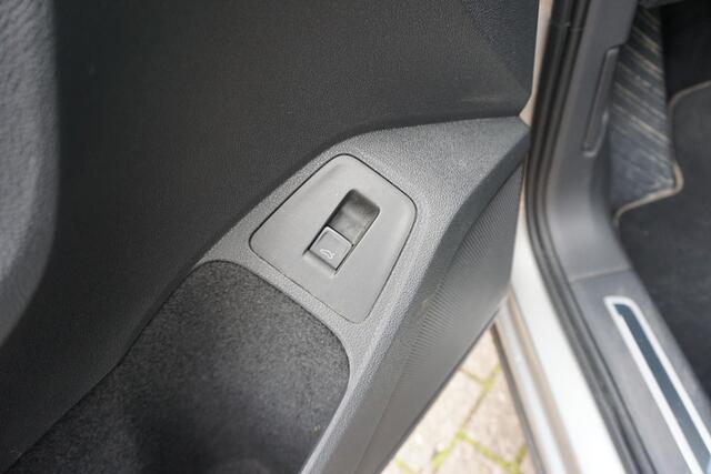 Volkswagen TIGUAN 2.0 TDI DSG 4Motion Highline R-Line Trekhaak | Camera |Stoelverw. | Blis * All in prijs *