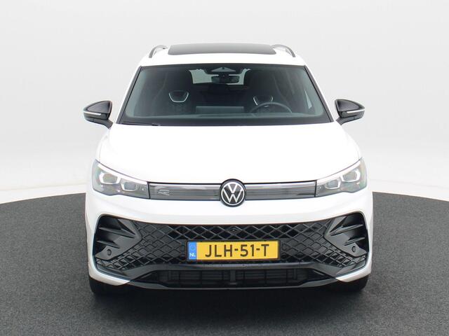 Volkswagen TIGUAN 1.5 eTSi 150 Pk Automaat R-Line Edition | Black Style | Panoramadak | Trekhaak | Harman/Kardon | Head-Up | 20 Inch | 360 Camera | Full LED | 12.814 Km!!