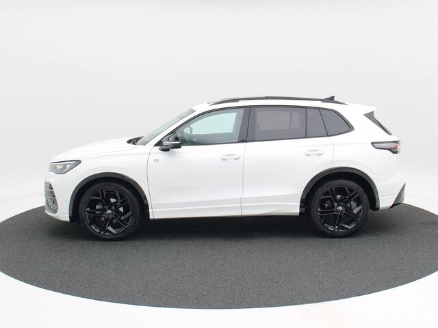 Volkswagen TIGUAN 1.5 eTSi 150 Pk Automaat R-Line Edition | Black Style | Panoramadak | Trekhaak | Harman/Kardon | Head-Up | 20 Inch | 360 Camera | Full LED | 12.814 Km!!
