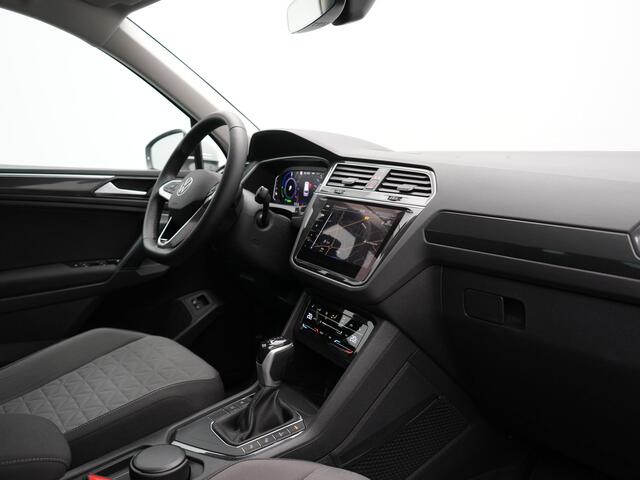 Volkswagen TIGUAN 1.4 TSI eHybrid Elegance Plug In Hybrid 245pk Dealer O.H. PHEV | Trekhaak Af Fabriek | Adaptive Cruise | IQ Light | Camera | Stoelen & Stuur Verwarmd | Apple Carplay | Blis | Navigatie | DAB |