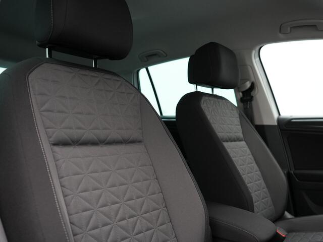 Volkswagen TIGUAN 1.4 TSI eHybrid Elegance Plug In Hybrid 245pk Dealer O.H. PHEV | Trekhaak Af Fabriek | Adaptive Cruise | IQ Light | Camera | Stoelen & Stuur Verwarmd | Apple Carplay | Blis | Navigatie | DAB |