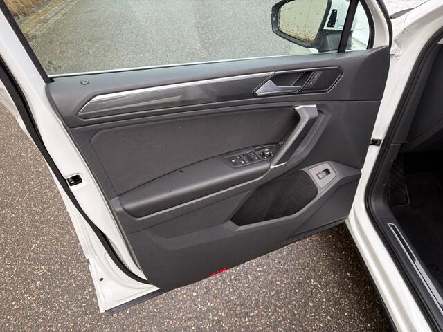 Volkswagen TIGUAN 2.0 TSI 4Motion Highline / AUTOMAAT / R-LINE / HEAD-UP / 117dkm!