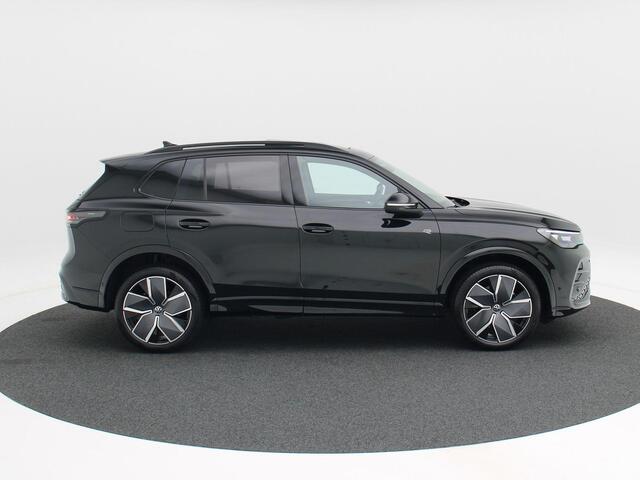 Volkswagen TIGUAN 1.5 eHybrid R-Line Edition 204 PK | Trekhaak | Panoramadak | Adaptieve Cruise Control | Stoel & Stuur Verwarming |