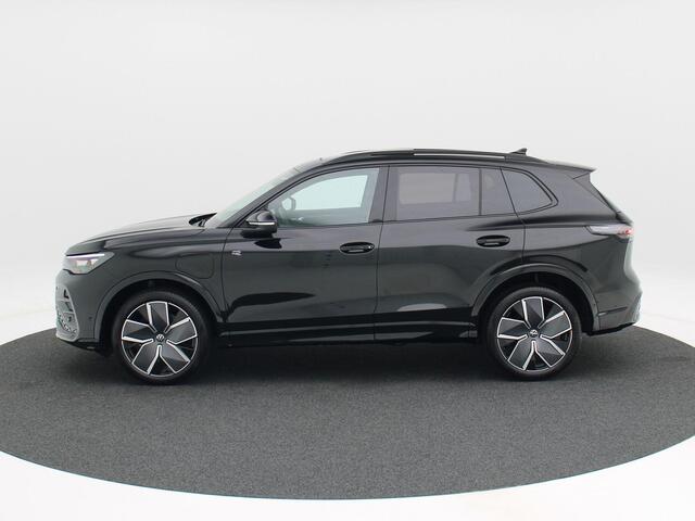 Volkswagen TIGUAN 1.5 eHybrid R-Line Edition 204 PK | Trekhaak | Panoramadak | Adaptieve Cruise Control | Stoel & Stuur Verwarming |