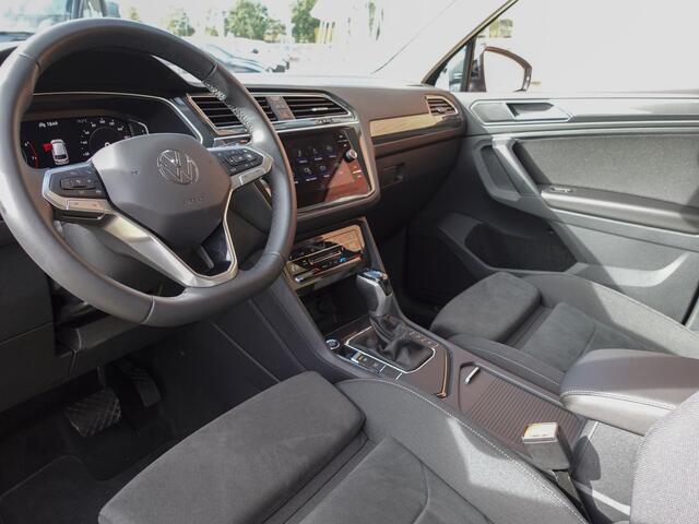 Volkswagen TIGUAN 1.5 TSI 150pk DSG Elegance Navigatie Apple Carplay / Android Auto Parkeersensoren Camera Adaptive Cruise Control Stuur-en stoelverwarming Matrix LED-koplampen Virtual Cockpit Getinte ramen Climate Control ErgoActive stoelen