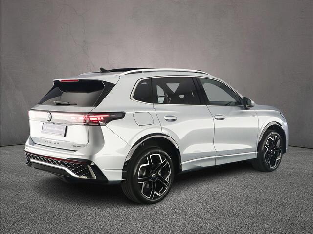 Volkswagen TIGUAN R-Line Edition 1.5 TSI eHybrid 272pk DSG Automaat Trekhaak, Panoramadak, Adaptive cruise control, Navigatie, Elektrische achterklep