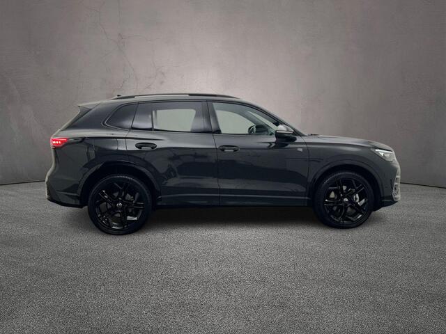 Volkswagen TIGUAN R-Line Edition 1.5 TSI eHybrid 204pk DSG Automaat Trekhaak, Black Style, Panoramadak, Adaptive cruise control, Navigatie, 360 camera, Achteruitrijcamera