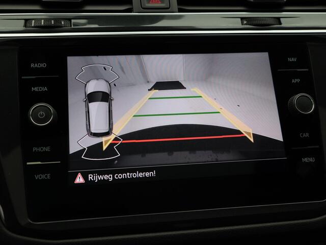 Volkswagen TIGUAN 1.5 TSi 150 Pk R-Line Business+ | Black Style | Panoramadak | Adaptive Cruise | Climate Control | Stoelverwarming | Navigatie | Camera | Carplay | 20 Inch | 49.122 Km!!