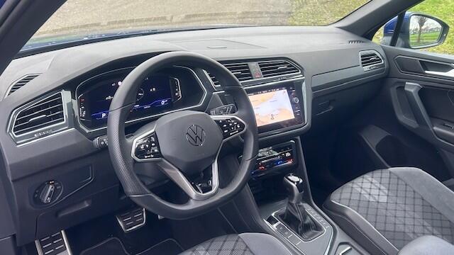Volkswagen TIGUAN 1.5 TSI R-Line AUTOMAAT 26.000KM!! 1E EIGENAAR!! NAVIGATIE, APPLE CARPLAY, DAB RADIO, STUURVERWARMING, STOELVERWARMING, AMBIËNTEVERLICHTING, DIGITAAL DASHBOARD, DODEHOEK ASSIST, RIJBAAN ASSIST, ADAPTIVE CRUISE CONTROL, ACHTERUITRIJCAMERA, PARKEERHULP V/A,
