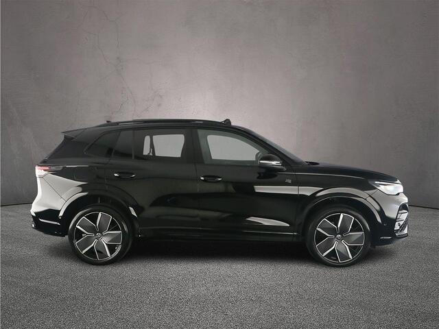 Volkswagen TIGUAN R-Line Edition 1.5 TSI eHybrid 272pk DSG Automaat Trekhaak, Panoramadak, Navigatie, Black Style, Elektrische achterklep, Adaptive cruise control