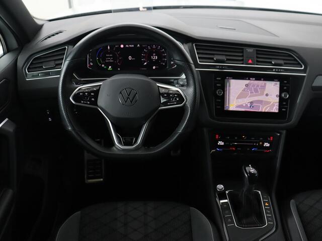 Volkswagen TIGUAN 1.4 TSI eHybrid R-Line | Panoramadak | Trekhaak | Head-Up | Stoelverwarming | Adaptive cruise | Camera | Carplay | Matrix LED | Navigatie | 19'' | Virtual Cockpit | PHEV | Plug In