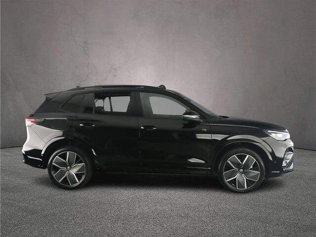 Volkswagen TIGUAN R-Line Edition 1.5 TSI eHybrid 272pk DSG Automaat Trekhaak, Panoramadak, Navigatie, Adaptive cruise control, Black Style, Achteruitrijcamera, Elektriche achterklep