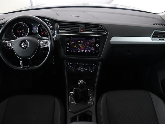 Volkswagen TIGUAN 1.4 TSI Comfortline Business | Trekhaak | Camera | Full LED | Adaptive cruise | Park Assist | Carplay | Navigatie | Climate control | Bluetooth