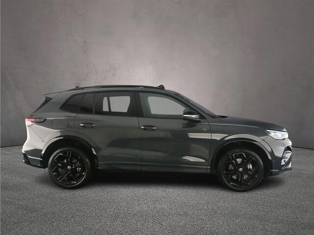 Volkswagen TIGUAN R-Line Edition 1.5 TSI eHybrid 272pk DSG Automaat Trekhaak, Panoramadak, Harman Kardon audio, Adaptive cruise control, Black Style, Achteruitrijcamera