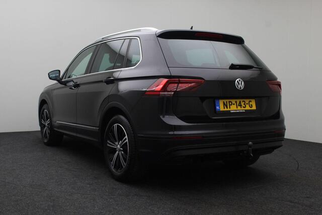 Volkswagen TIGUAN 1.4 TSI ACT Connected Series 2017 | Trekhaak | Massage Stoel | Airco | Panoramadak | Cruise Control Adaptief | Stoelverwarming | DAB Radio | Carplay | Achtreruitrij Camera | Navigatie | Boekjes | 2 Sleutels