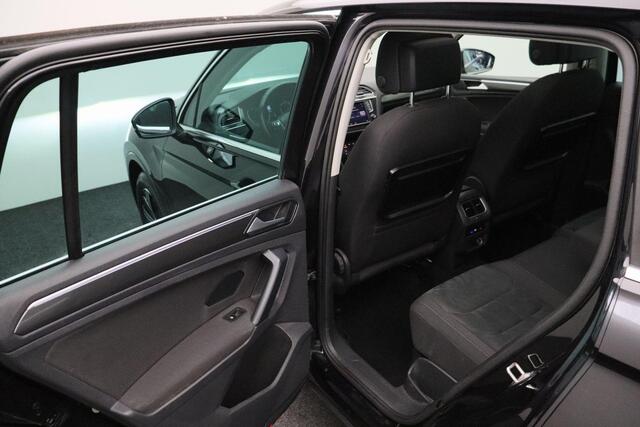 Volkswagen TIGUAN 1.4 TSI ACT Connected Series 2017 | Trekhaak | Massage Stoel | Airco | Panoramadak | Cruise Control Adaptief | Stoelverwarming | DAB Radio | Carplay | Achtreruitrij Camera | Navigatie | Boekjes | 2 Sleutels