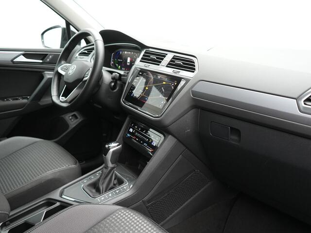 Volkswagen TIGUAN 1.4 TSI eHybrid Active Plug In Hybrid 245pk Dealer O.H. PHEV | Adaptive Cruise | 360 Camera | IQ Light | Sportstoelen & Stuur Verwarmd | Apple Carplay | Blis | IQ Drive | Navigatie | Virtual | DAB |