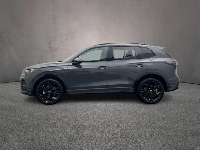 Volkswagen TIGUAN R-Line Edition 1.5 TSI eHybrid 272pk DSG Automaat Trekhaak, Panoramadak, Harman Kardon audio, Adaptive cruise control, Black style, Navigatie