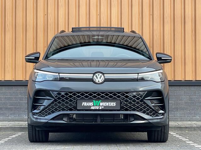 Volkswagen TIGUAN 1.5 eHybrid R-Line Edition | Black Style | Panoramadak | Elektrische Trekhaak | 20" Lichtmetaal | Head-Up Display | Massage Stoelen | Dodehoeksensor | Lane Assist | Sportstoelen |