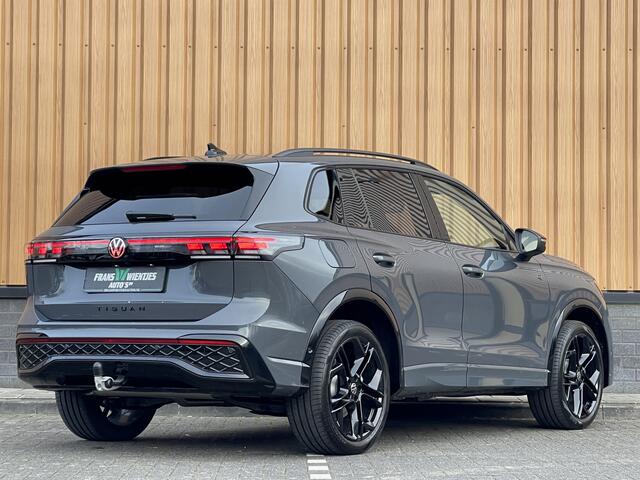 Volkswagen TIGUAN 1.5 eHybrid R-Line Edition | Black Style | Panoramadak | Elektrische Trekhaak | 20" Lichtmetaal | Head-Up Display | Massage Stoelen | Dodehoeksensor | Lane Assist | Sportstoelen |