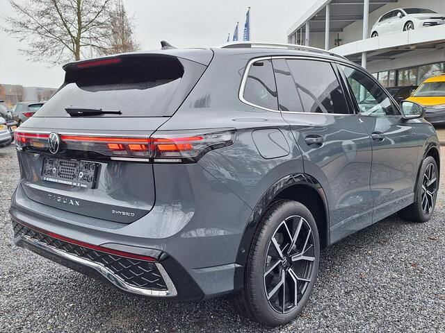 Volkswagen TIGUAN Hybrid 272pk DSG R-Line (Pano,Trekhaak,Camera,Navi)