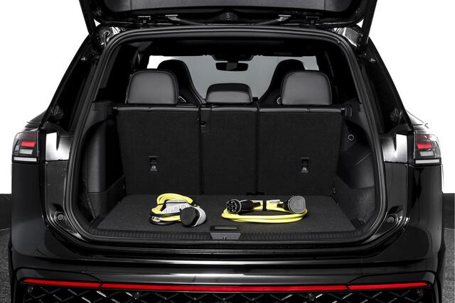 Volkswagen TIGUAN 1.5 eHybrid 272 PK R-Line Edition | Black Style | Assistance Plus | Elek. Trekhaak | S/K-panodak | Adapt. Cruise | Stoel-+stuurverw. | NAV+App. Connect | 360 Camera | LM 20" |