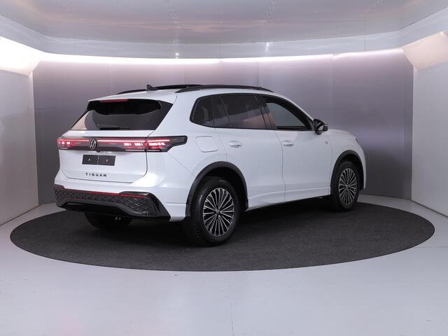 Volkswagen TIGUAN 1.5 eHybrid R-Line Edition 272 pk Automaat (DSG) | Navigatie | Panoramadak | Parkeersensoren (Park assist) | Rondomzichtcamera | Lederen bekleding | Stoelverwarming v/a | Black Style pakket | R-Line |