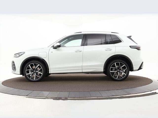 Volkswagen TIGUAN 1.5 eHybrid 272pk DSG R-Line Edition · Panoramadak · Camera · Stuur- & Stoelverwarming · Inklap. Trekhaak · Massagefunctie Bestuurdersstoel · Garantie t/m 10-04-2030 of 100.000km