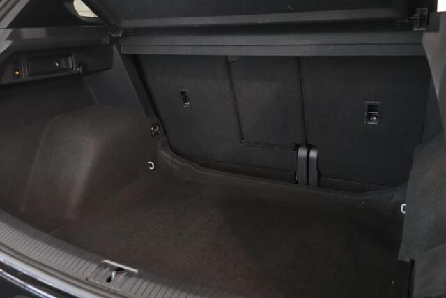 Volkswagen TIGUAN 1.5 TSI R-Line | Matrix LED | Black style | Trekhaak | AppleCarplay AndroidAuto Navigatie |