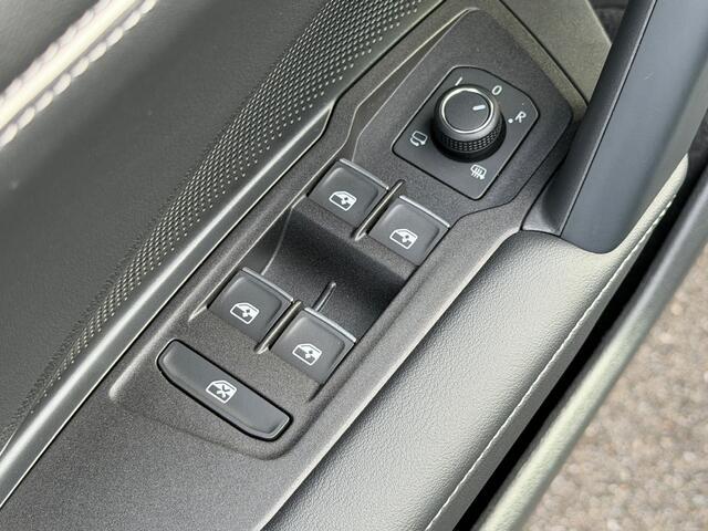 Volkswagen TIGUAN 1.5 eHybrid Elegance | Panoramadak | IQ light | 20 inch velgen | Trekhaak | 360 Camera | Rijklaar incl. garantie