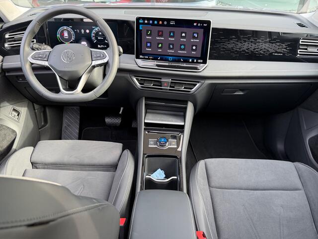 Volkswagen TIGUAN 1.5 eHybrid Elegance | Panoramadak | IQ light | 20 inch velgen | Trekhaak | 360 Camera | Rijklaar incl. garantie
