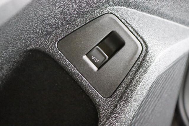 Volkswagen TIGUAN 1.5 TSI Elegance Trekhaak, IQ Light, Apple Carplay/Android Auto, Stoel/Stuur verwarming,