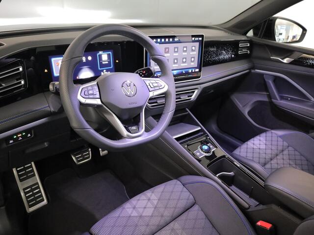 Volkswagen TIGUAN 1.5 eHybrid R-Line Edition 204 pk Automaat (DSG) | Verlengde garantie | Navigatie | Panoramadak | Trekhaak (wegklapbaar) | Parkeersensoren (Park assist) | Rondomzicht camera | Stoelverwarming v/a | R-Line |