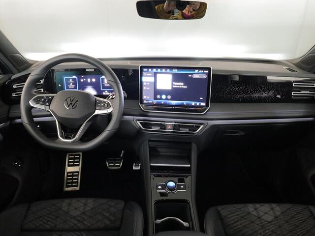 Volkswagen TIGUAN 1.5 eHybrid R-Line Edition 204 pk Automaat (DSG) | Verlengde garantie | Navigatie | Panoramadak | Trekhaak (wegklapbaar) | Parkeersensoren (Park assist) | Rondomzicht camera | Stoelverwarming v/a | R-Line |