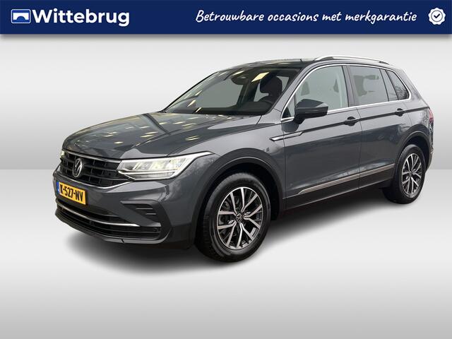 Volkswagen TIGUAN 1.5 TSI DSG Life Business / Navigatie / Achteruitrij camera / Zwenkbare trekhaak / 17'' LMV