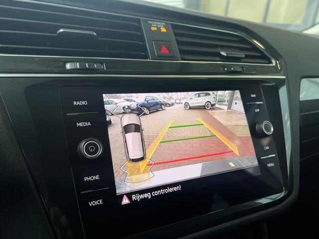 Volkswagen TIGUAN 1.5 TSI DSG Life Business / Navigatie / Achteruitrij camera / Zwenkbare trekhaak / 17'' LMV