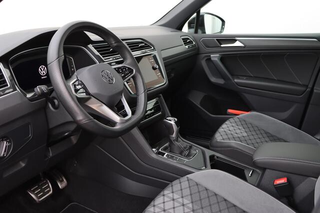Volkswagen TIGUAN 1.5 TSI R-Line Business+ | Panorama dak | Camera | Carplay | Keyless