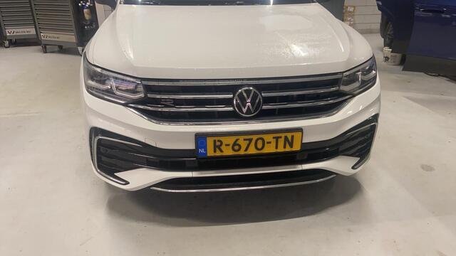Volkswagen TIGUAN 1.5 TSI R-Line Business+ NL auto 1e eigenaar nieuw door ons geleverd en onderhouden LED Matrix easy open keyless R Line in en exterieur