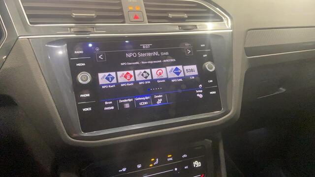 Volkswagen TIGUAN 1.5 TSI R-Line Business+ NL auto 1e eigenaar nieuw door ons geleverd en onderhouden LED Matrix easy open keyless R Line in en exterieur