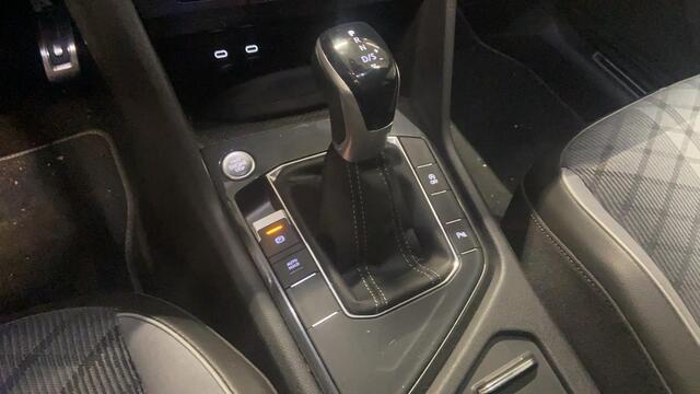 Volkswagen TIGUAN 1.5 TSI R-Line Business+ NL auto 1e eigenaar nieuw door ons geleverd en onderhouden LED Matrix easy open keyless R Line in en exterieur