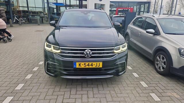 Volkswagen TIGUAN 1.5 TSI R-Line Business+ High-end geluidsysteem, 20 Inch wielen, panoramadak, navigatie, electrische achterklep, stuurwielverwarming, stoelverwarming, dode hoekdetectie, carplay, Parkassist,