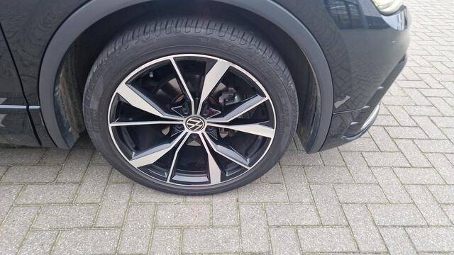 Volkswagen TIGUAN 1.5 TSI R-Line Business+ High-end geluidsysteem, 20 Inch wielen, panoramadak, navigatie, electrische achterklep, stuurwielverwarming, stoelverwarming, dode hoekdetectie, carplay, Parkassist,