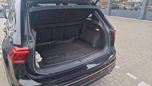 Volkswagen TIGUAN 1.5 TSI R-Line Business+ High-end geluidsysteem, 20 Inch wielen, panoramadak, navigatie, electrische achterklep, stuurwielverwarming, stoelverwarming, dode hoekdetectie, carplay, Parkassist,