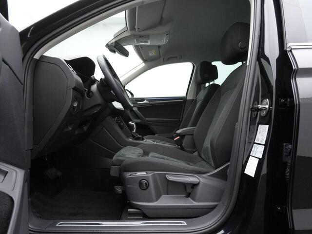 Volkswagen TIGUAN 1.5 TSI 150 pk DSG Elegance | Trekhaak | IQ Light | Stuur-/stoelverwarming | Achteruitrijcamera | Adaptive Cruise | Navigatie