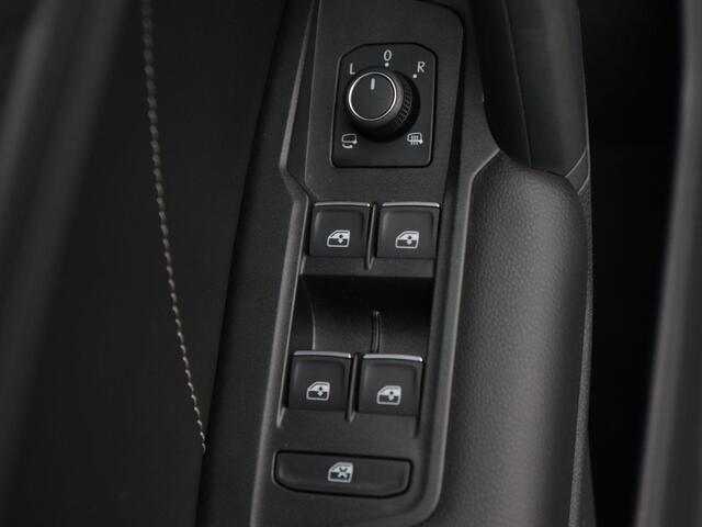 Volkswagen TIGUAN 1.5 TSi 150 Pk Automaat R-Line | Adaptive Cruise | Climate Control | Navigatie | Camera | Carplay | 19 Inch | 17.821 Km!!