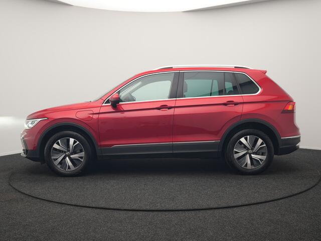 Volkswagen TIGUAN 1.4 TSI eHybrid Elegance PHEV 245pk Dealer O.H. | Trekhaak Af Fabriek | Adaptive Cruise | Head Up | Camera | Lederen Sportstoelen Memory & Verwarmd | Sfeerverlichting | Stuur Verwarmd | IQ Light | Keyless | Apple Carplay | Navigatie | DAB Plug In Hybrid