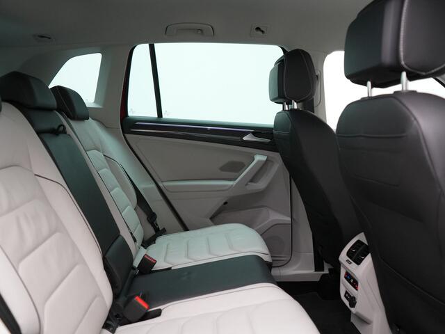Volkswagen TIGUAN 1.4 TSI eHybrid Elegance PHEV 245pk Dealer O.H. | Trekhaak Af Fabriek | Adaptive Cruise | Head Up | Camera | Lederen Sportstoelen Memory & Verwarmd | Sfeerverlichting | Stuur Verwarmd | IQ Light | Keyless | Apple Carplay | Navigatie | DAB Plug In Hybrid